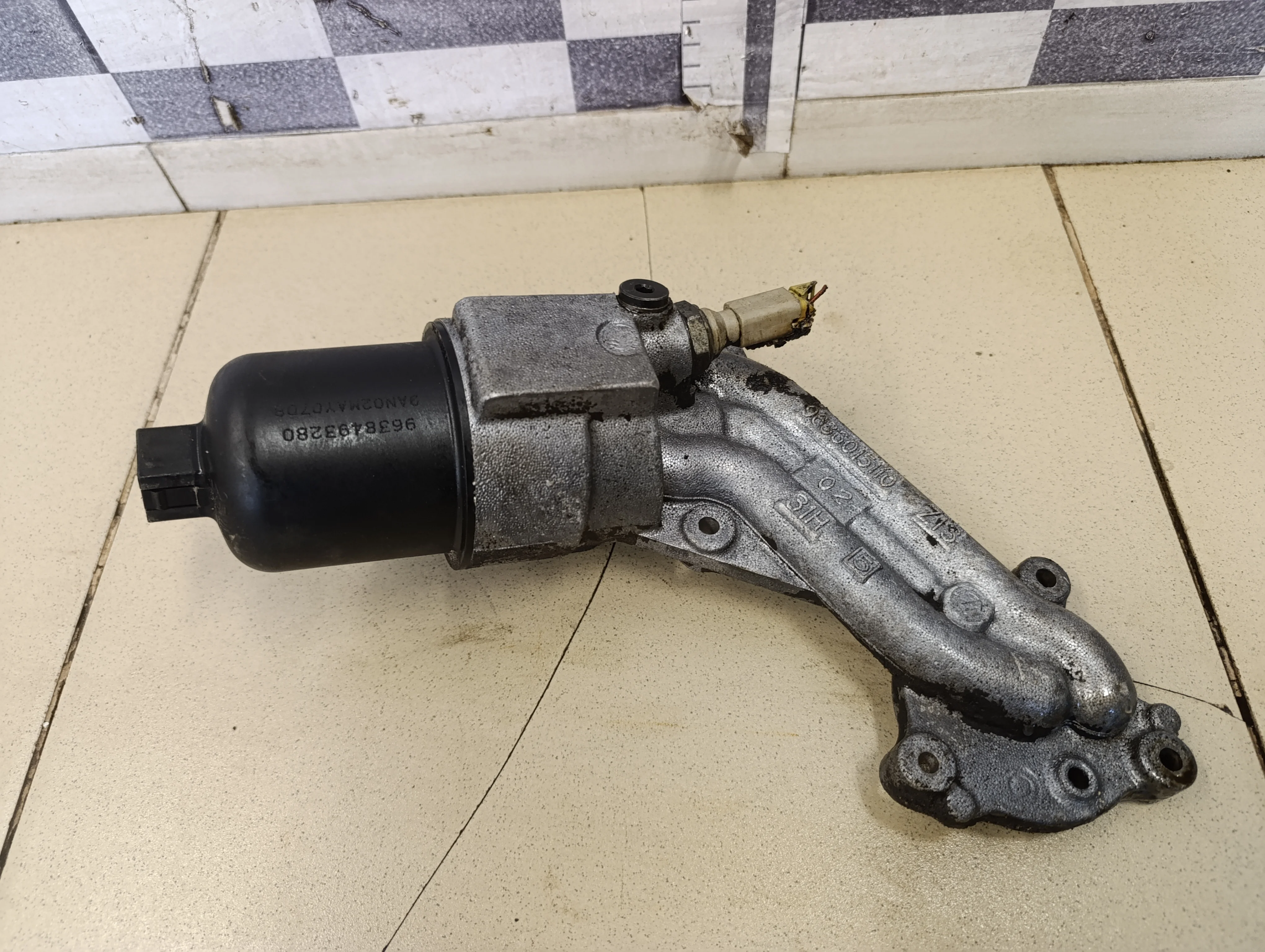 Кронштейн масляного фильтра C3 2002-2009