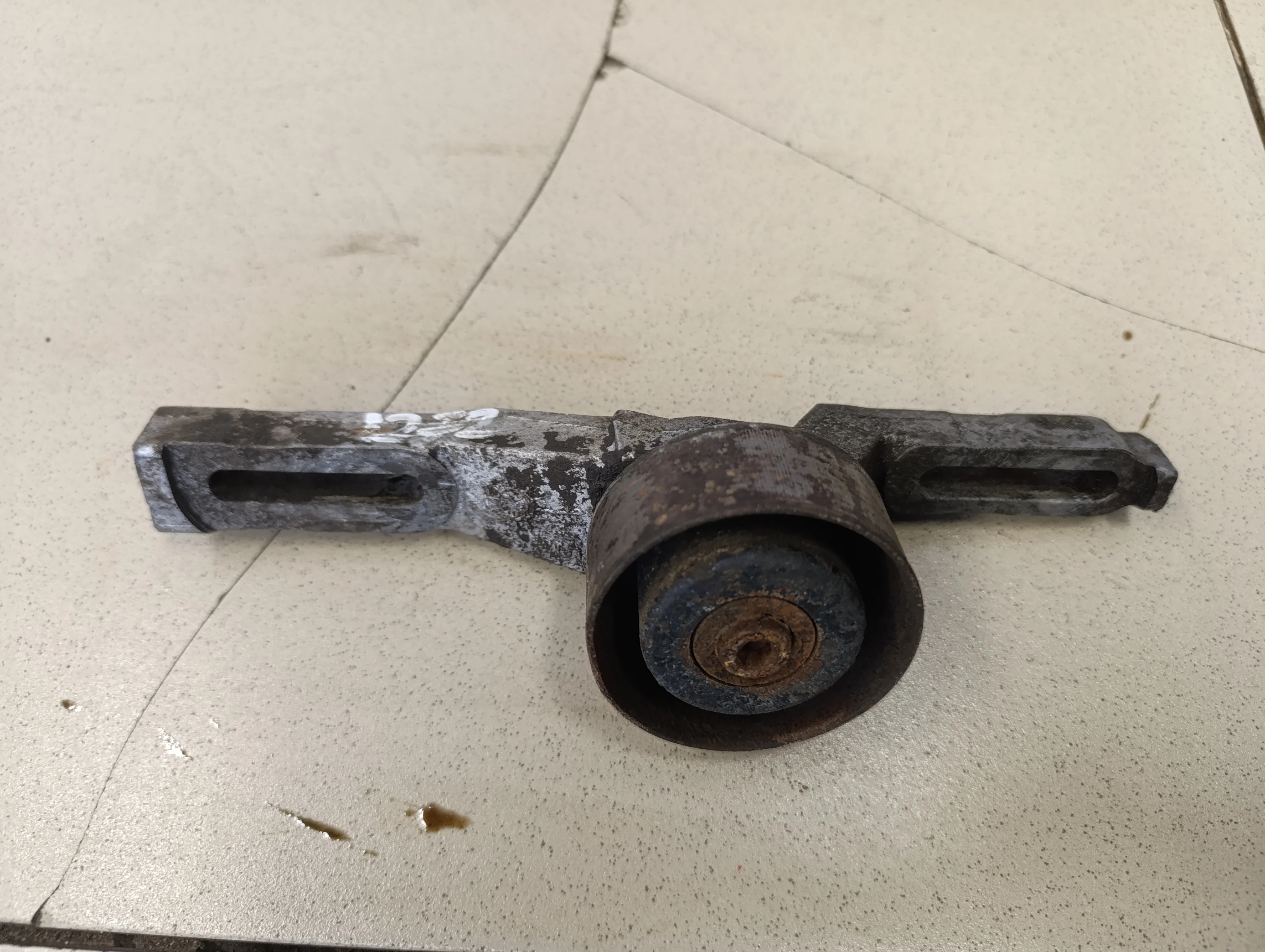 Кронштейн ролика-натяжителя руч. ремня C3 2002-2009