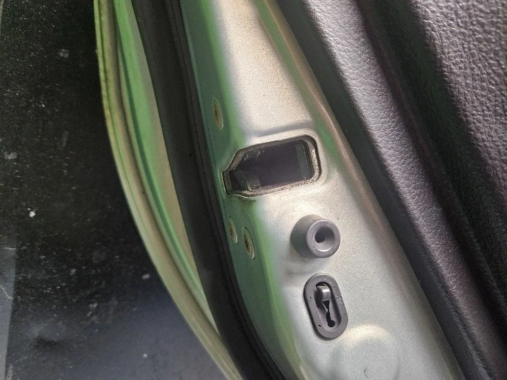 Замок задний левый для Toyota Avensis T250 седан