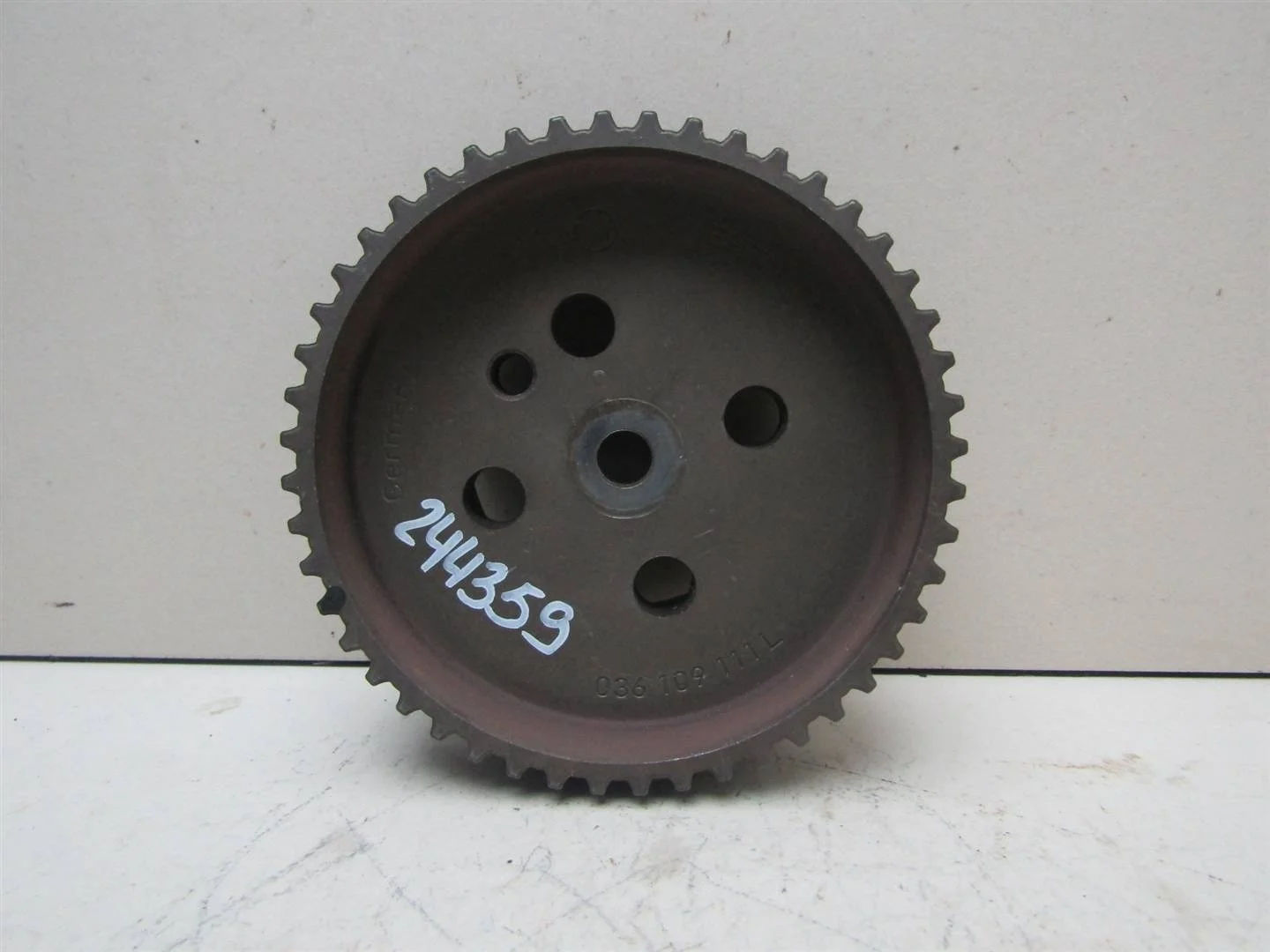 Шестерня (шкив) распредвала Skoda Octavia (A4 1U-) 2000-2011  [036109111L]  1.4-1.6 16V в Вологде