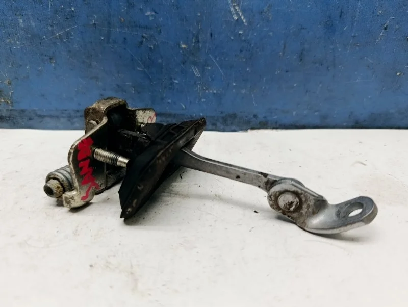 Ограничитель двери Renault Sandero 2013 804305879R BS11 1.6 K7M710, передний правый