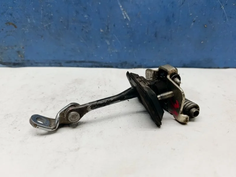 Ограничитель двери Renault Sandero 2013 804305879R BS11 1.6 K7M710, задний левый