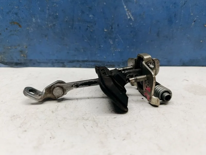 Ограничитель двери Renault Sandero 2013 804305879R BS11 1.6 K7M710, задний правый