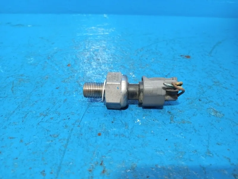 Датчик давления топлива Toyota Avensis, Corolla, Crown, Noah, RAV4, Voxy 1999-2005