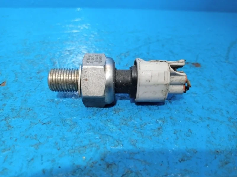 Датчик давления топлива Toyota Avensis, Corolla, Crown, Noah, RAV4, Voxy 1999-2005