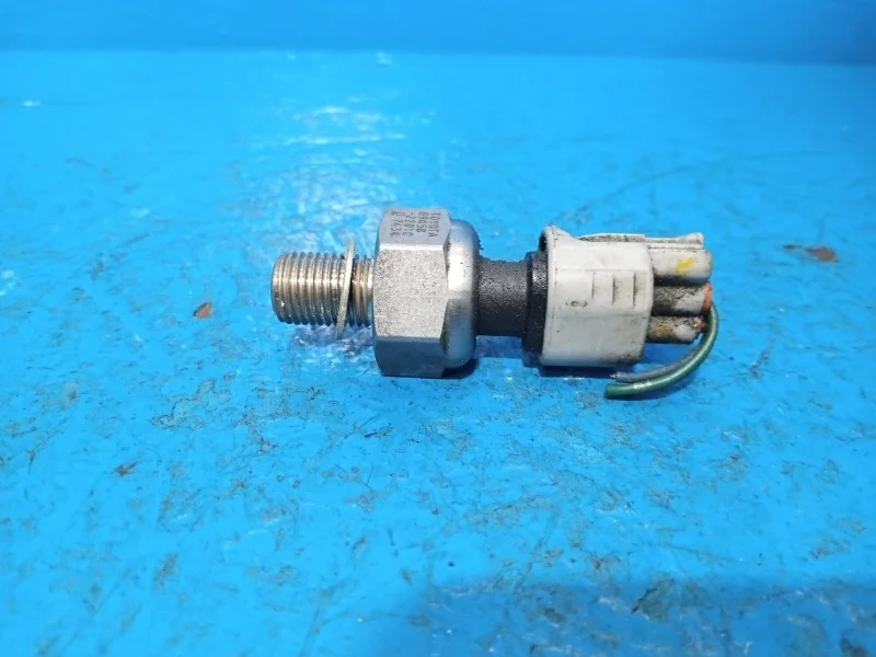 Датчик давления топлива Toyota Avensis, Corolla, Crown, Noah, RAV4, Voxy 1999-2005