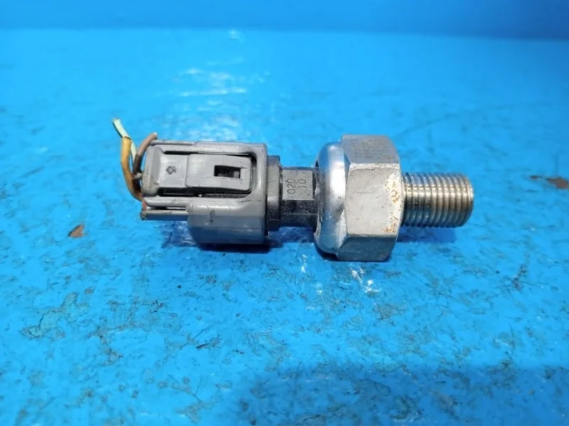 Датчик давления топлива Toyota Avensis, Corolla, Crown, Noah, RAV4, Voxy 1999-2005