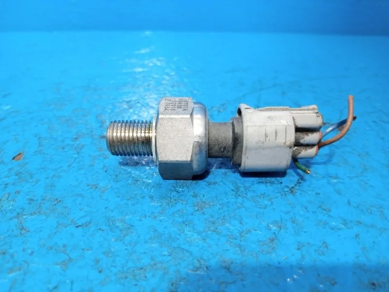 Датчик давления топлива Toyota Avensis, Corolla, Crown, Noah, RAV4, Voxy 1999-2005