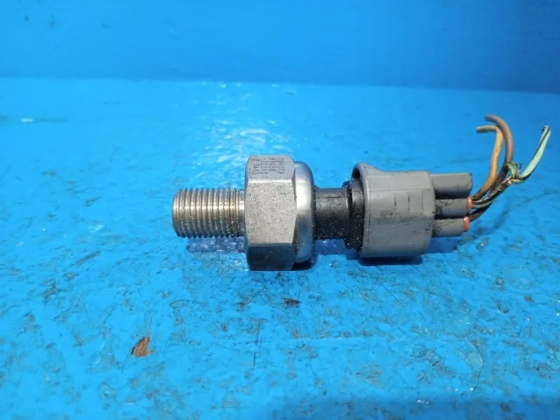 Датчик давления топлива Toyota Avensis, Corolla, Crown, Noah, RAV4, Voxy 1999-2005