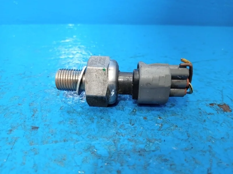 Датчик давления топлива Toyota Avensis, Corolla, Crown, Noah, RAV4, Voxy 1999-2005