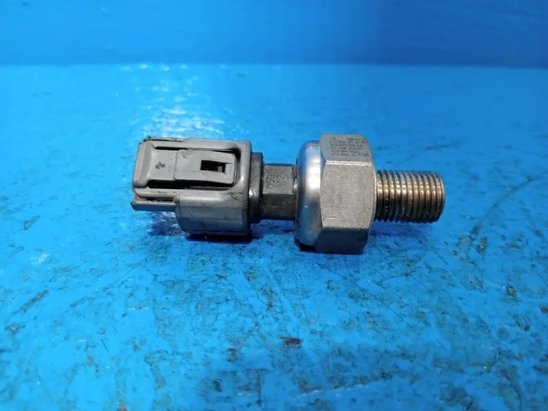 Датчик давления топлива Toyota Avensis, Corolla, Crown, Noah, RAV4, Voxy 1999-2005
