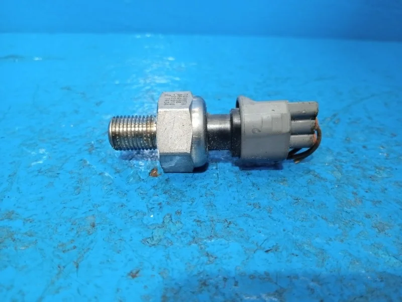 Датчик давления топлива Toyota Avensis, Corolla, Crown, Noah, RAV4, Voxy 1999-2005