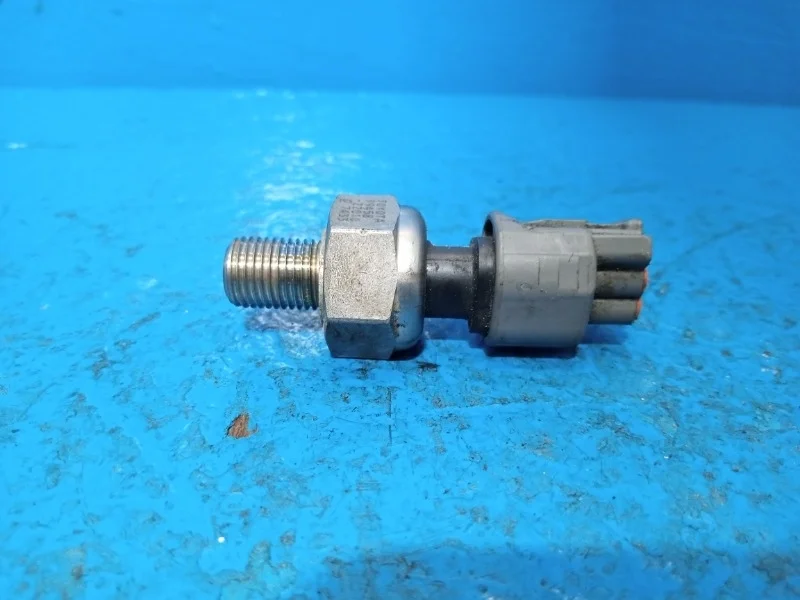 Датчик давления топлива Toyota Avensis, Corolla, Crown, Noah, RAV4, Voxy 1999-2005