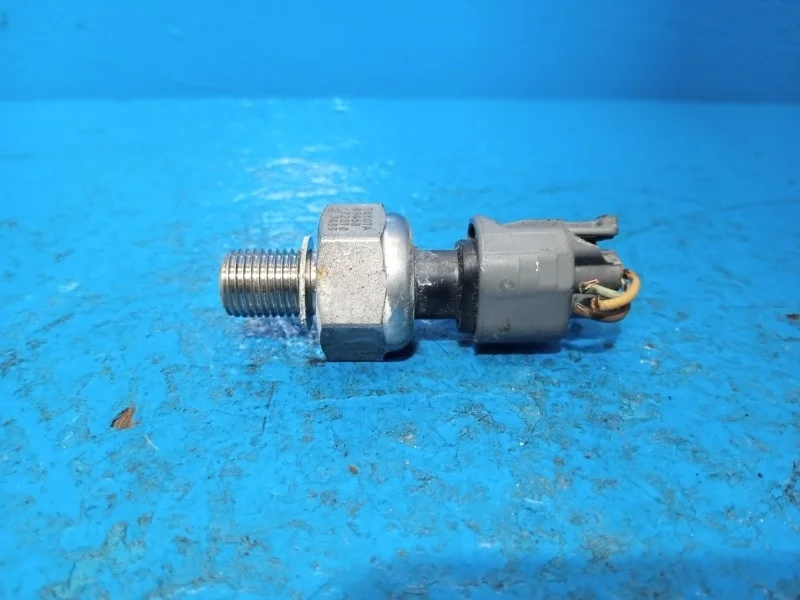 Датчик давления топлива Toyota Avensis, Corolla, Crown, Noah, RAV4, Voxy 1999-2005