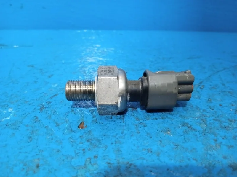 Датчик давления топлива Toyota Avensis, Corolla, Crown, Noah, RAV4, Voxy 1999-2005
