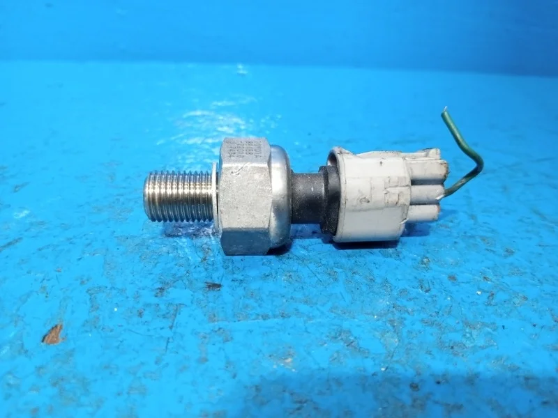 Датчик давления топлива Toyota Avensis, Corolla, Crown, Noah, RAV4, Voxy 1999-2005