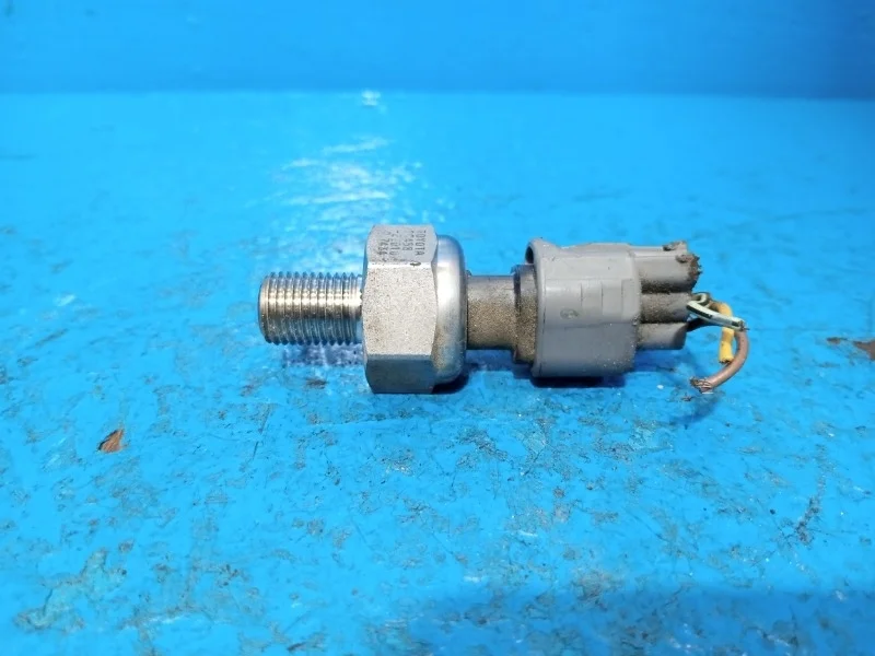 Датчик давления топлива Toyota Avensis, Corolla, Crown, Noah, RAV4, Voxy 1999-2005