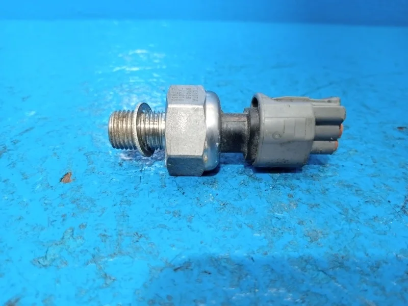 Датчик давления топлива Toyota Avensis, Corolla, Crown, Noah, RAV4, Voxy 1999-2005