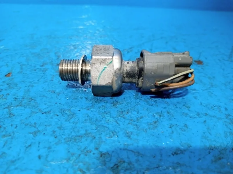 Датчик давления топлива Toyota Avensis, Corolla, Crown, Noah, RAV4, Voxy 1999-2005