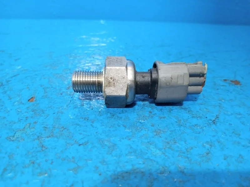 Датчик давления топлива Toyota Avensis, Corolla, Crown, Noah, RAV4, Voxy 1999-2005