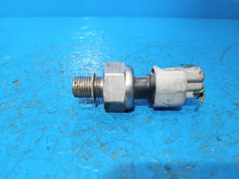 Датчик давления топлива Toyota Avensis, Corolla, Crown, Noah, RAV4, Voxy 1999-2005