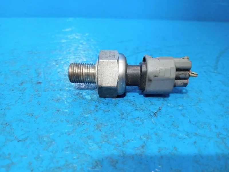 Датчик давления топлива Toyota Avensis, Corolla, Crown, Noah, RAV4, Voxy 1999-2005