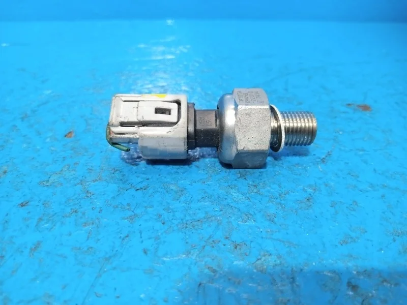 Датчик давления топлива Toyota Avensis, Corolla, Crown, Noah, RAV4, Voxy 1999-2005