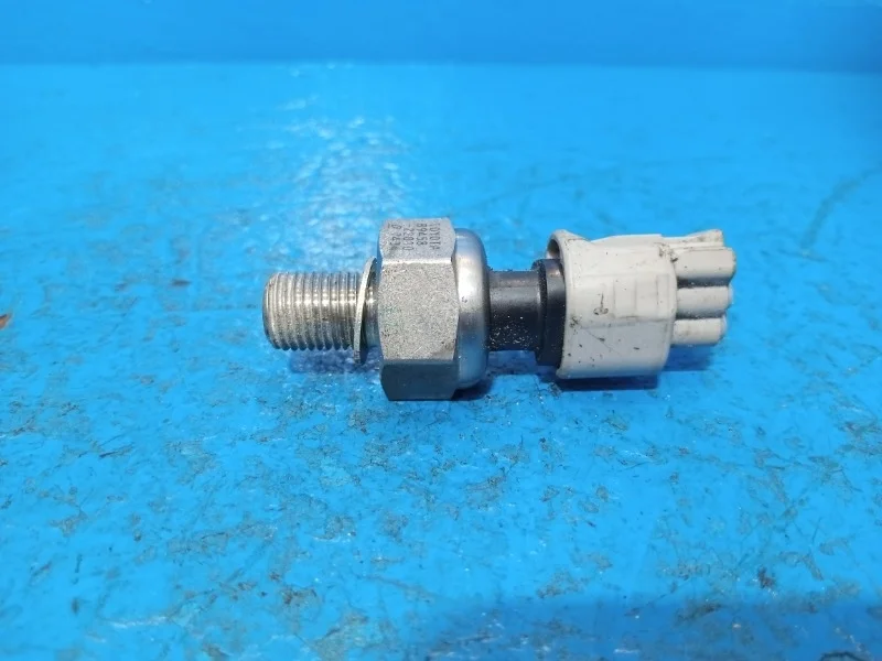 Датчик давления топлива Toyota Avensis, Corolla, Crown, Noah, RAV4, Voxy 1999-2005