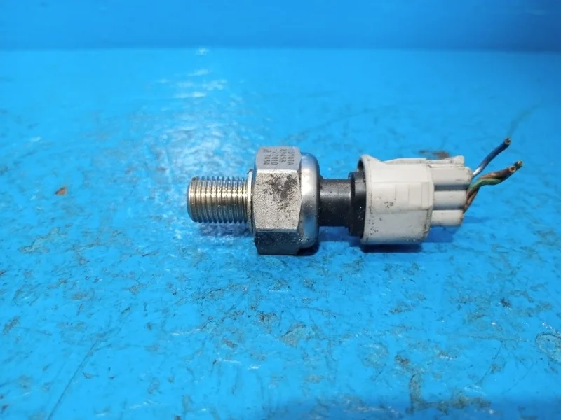Датчик давления топлива Toyota Avensis, Corolla, Crown, Noah, RAV4, Voxy 1999-2005