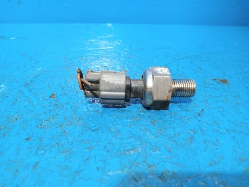 Датчик давления топлива Toyota Avensis, Corolla, Crown, Noah, RAV4, Voxy 1999-2005
