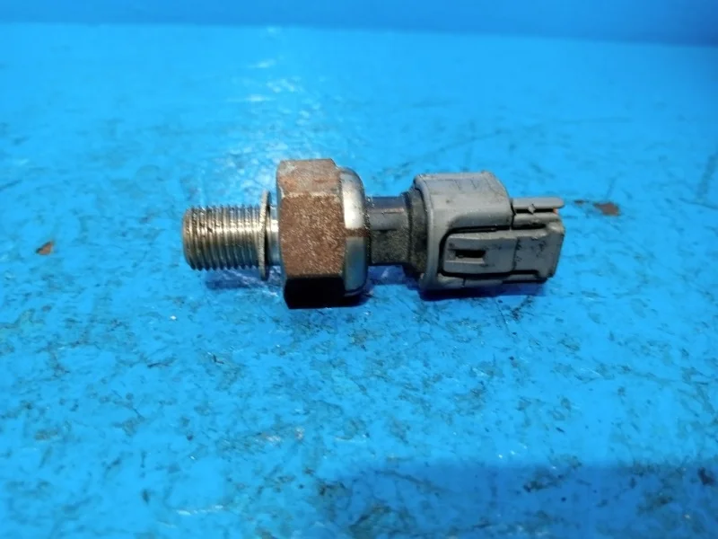 Датчик давления топлива Toyota Avensis, Corolla, Crown, Noah, RAV4, Voxy 1999-2005