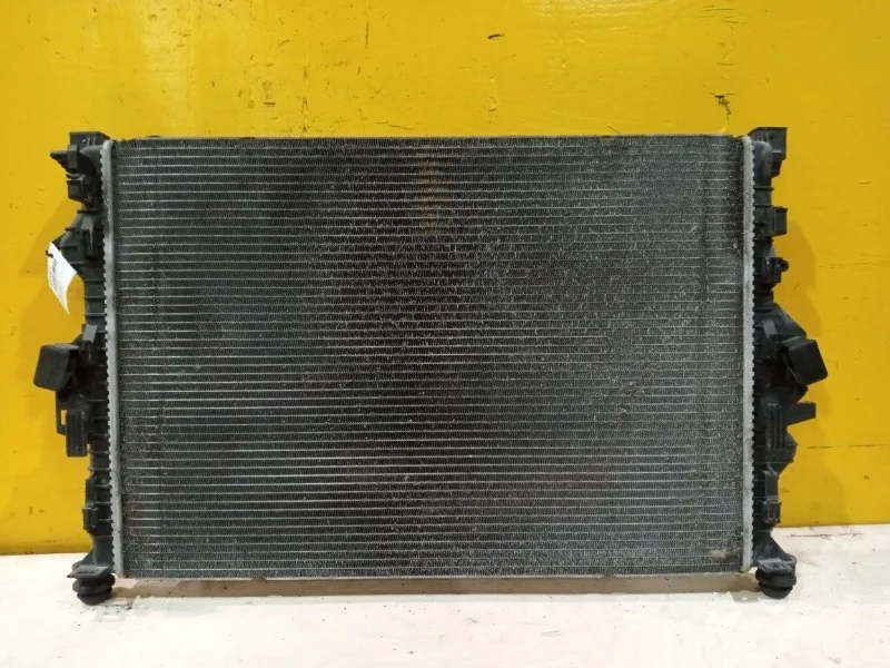 Радиатор охлаждения двигателя Volvo V60 2010-2018