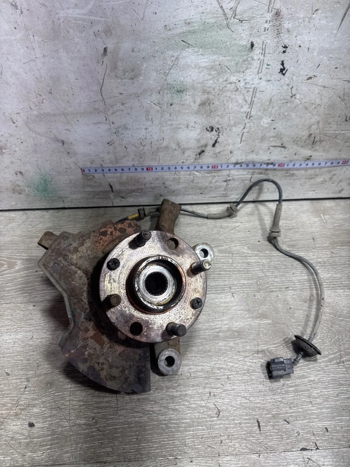 Кулак поворотный передний правый Chevrolet Aveo I (2003—2008)