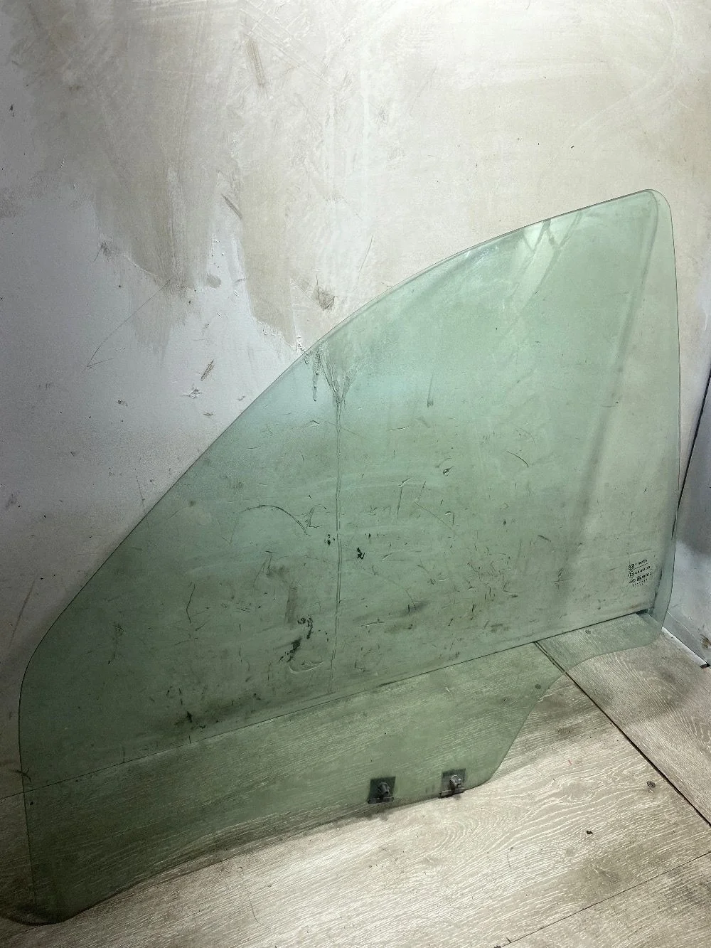 Стекло двери передней левой Renault Logan I (2004—2009)