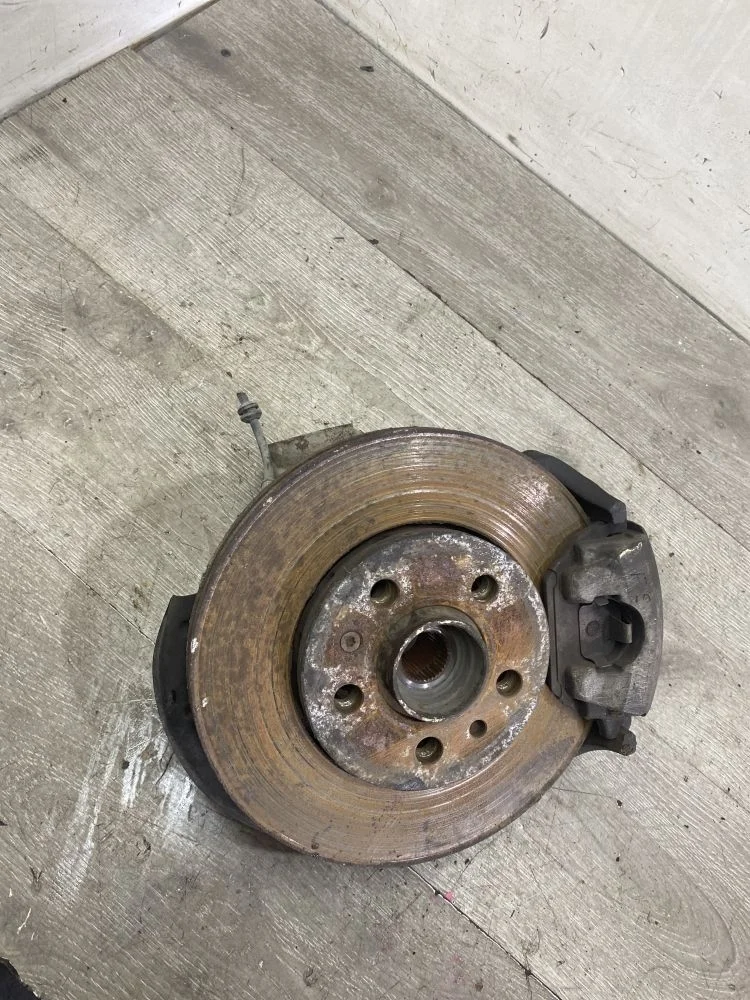 Кулак поворотный передний правый Skoda Octavia I рестайлинг (2000—2011)