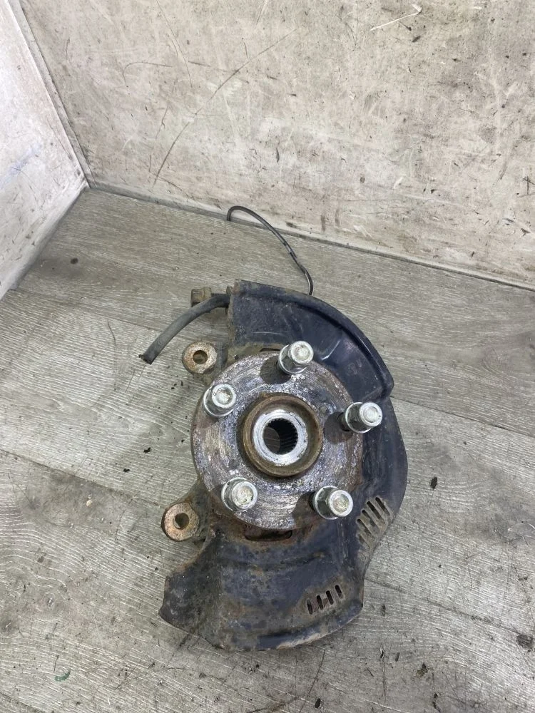 Кулак поворотный передний левый Toyota Auris E150 (2006—2010)