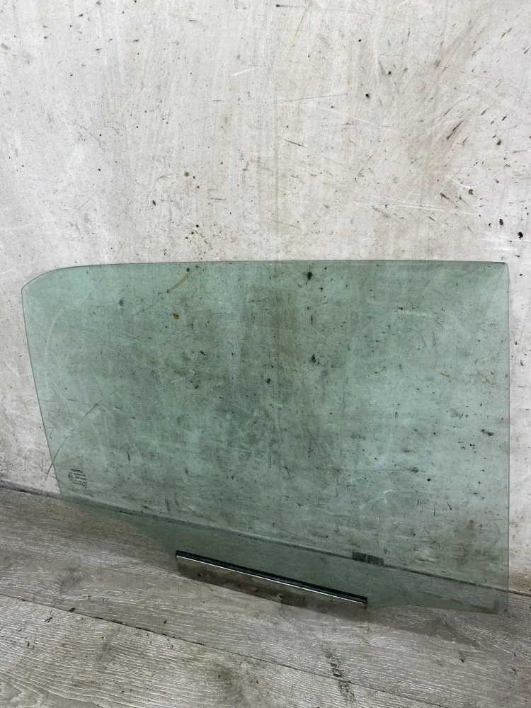 Стекло двери задней правой Toyota Auris E150 (2006—2010)