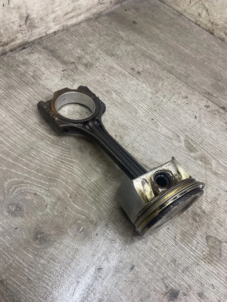 Поршень с шатуном Skoda Fabia II (2007—2010)