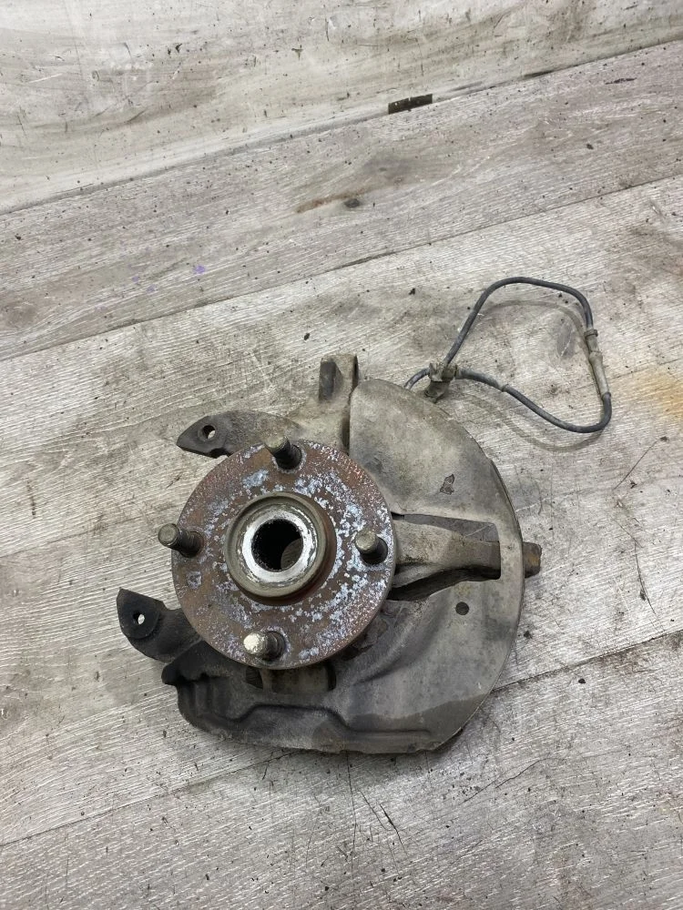 Кулак поворотный передний левый Mazda Familia BH (1994—1999)