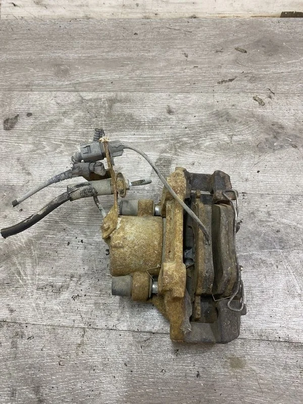 Суппорт тормозной передний левый Volkswagen Passat B5 рестайлинг (2000—2005)