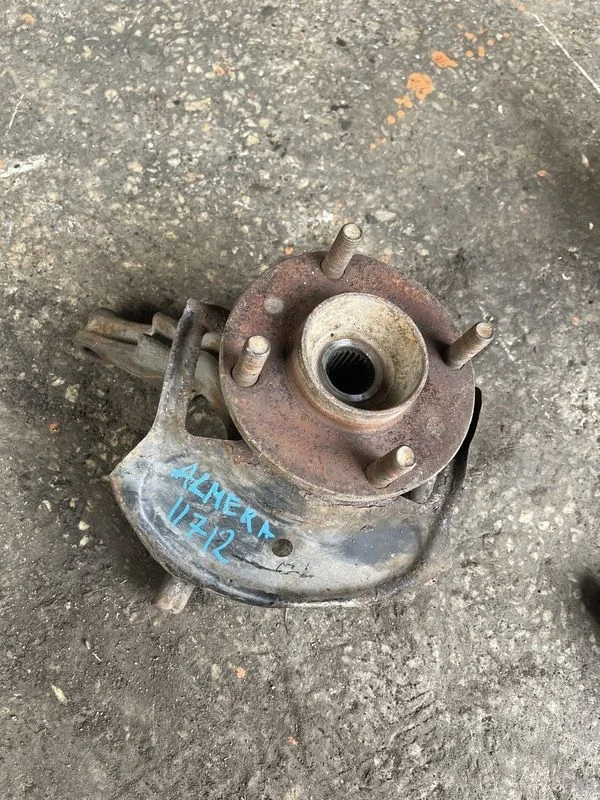 Кулак поворотный передний правый Nissan Almera N16 (2000—2003)