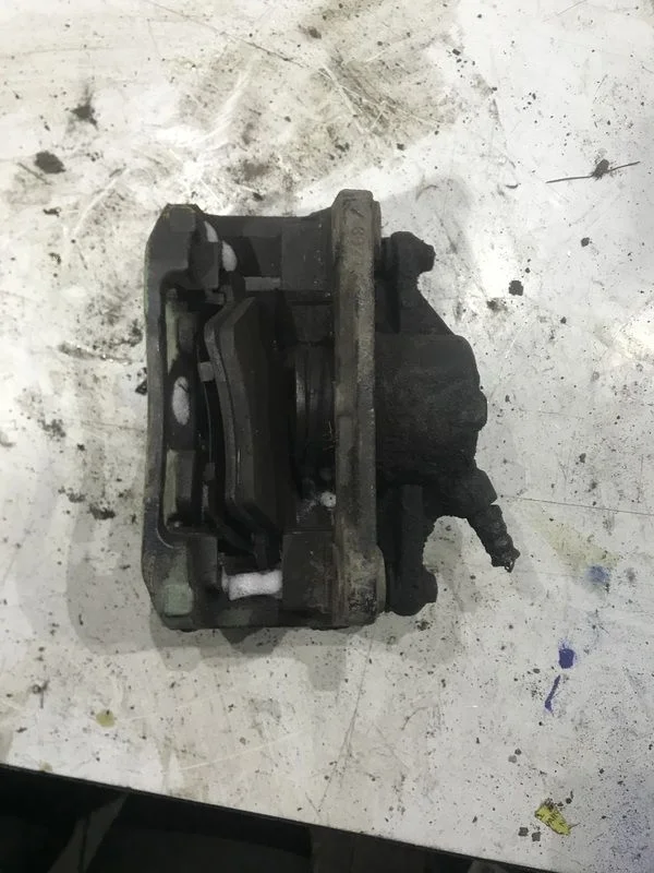 Суппорт тормозной передний правый Renault Megane II (2002—2006)