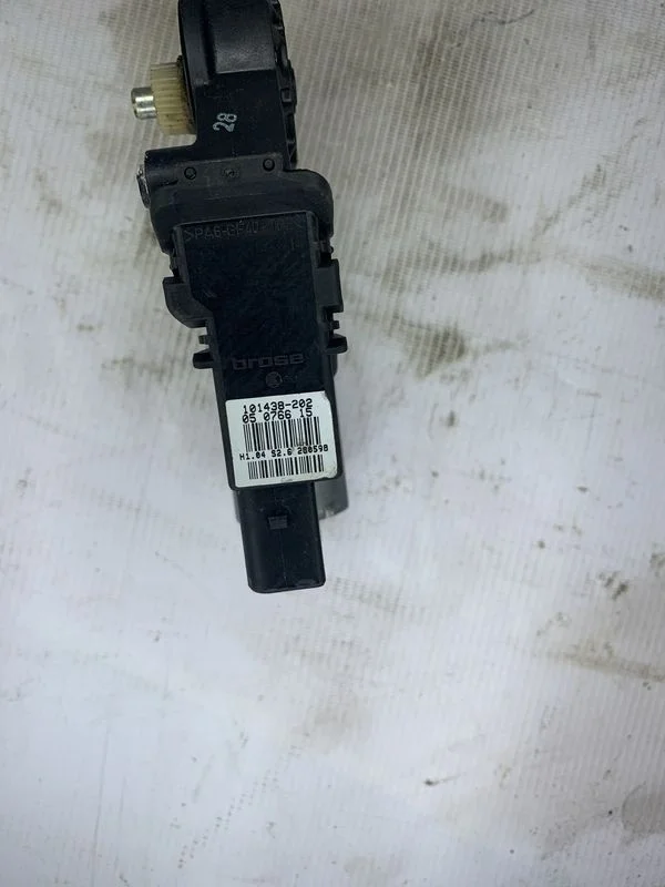 Стеклоподъемник электр. задний правый Volkswagen Passat B5 (1996—2001)