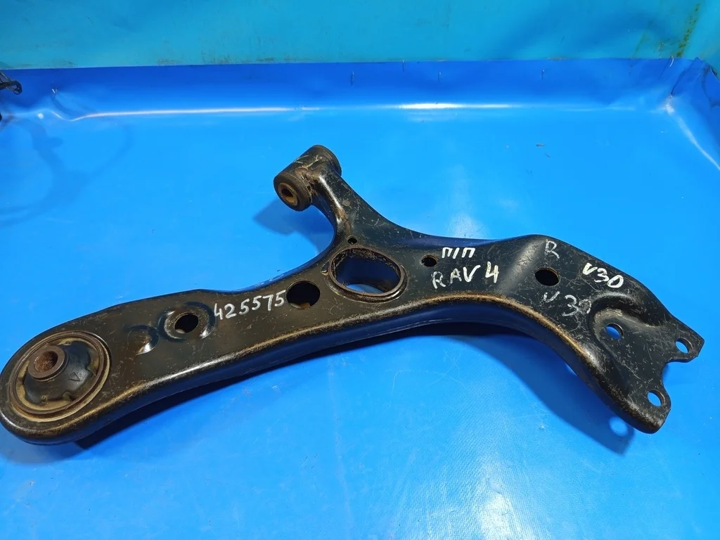 Рычаг передней подвески правый Toyota RAV 4 (2006