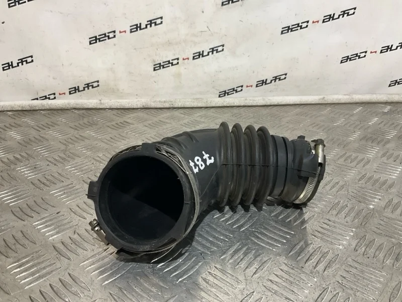 Патрубок воздушного фильтра Audi A4 06H129629E B8 CDN