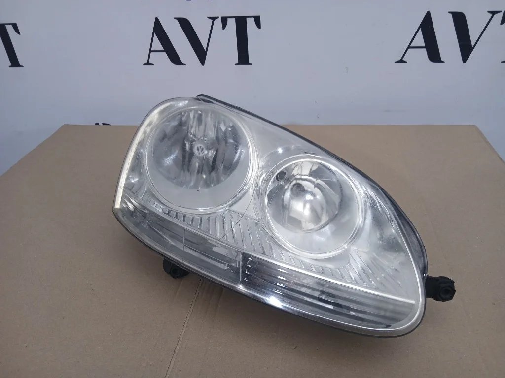 Фара галогеновая передняя правая Volkswagen Jetta