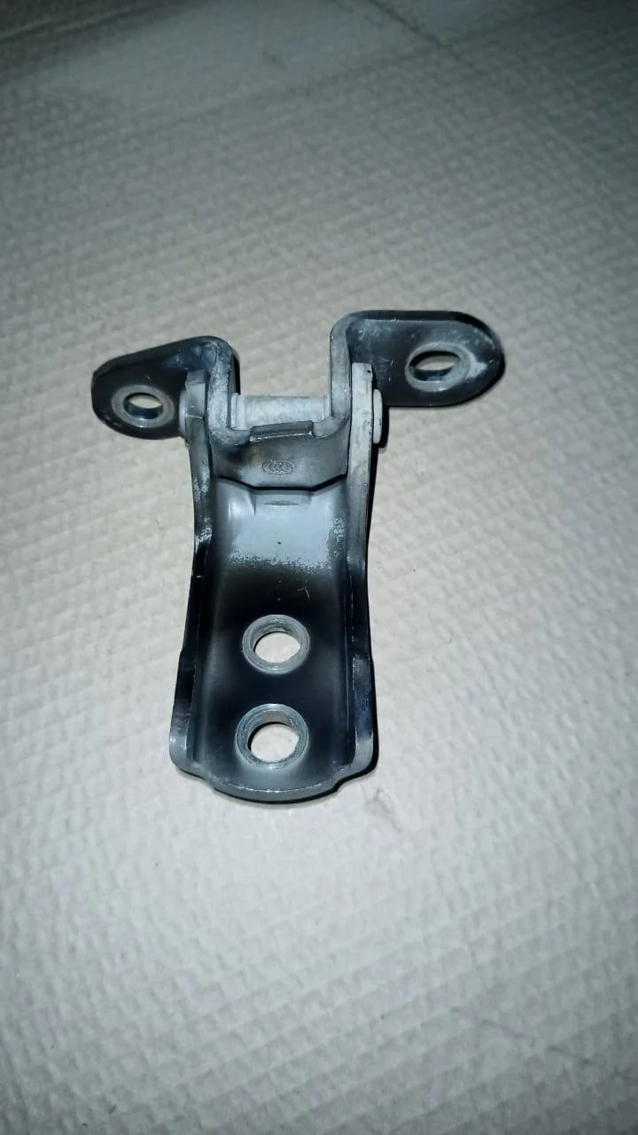 Петля двери передней левой верхняя Lexus IS II (2005—2008)