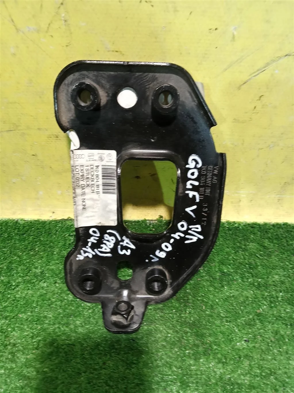 Кронштейн усилителя переднего бампера левый  Volkswagen  Passat (B6) 2005 1K0804181B 16670