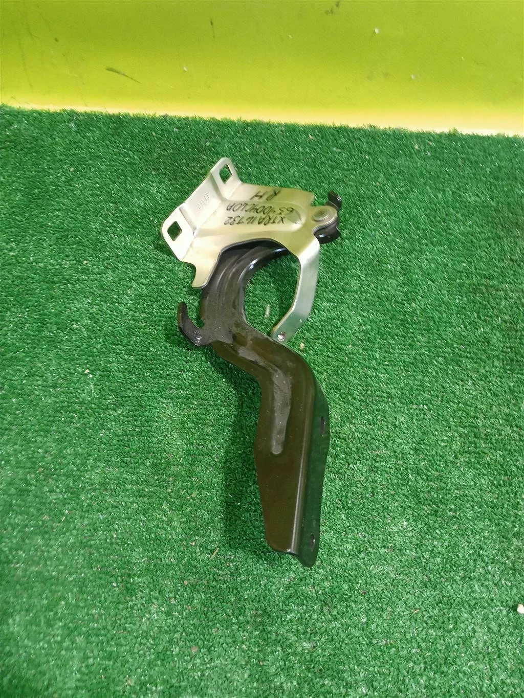 Петля капота  Nissan X-Trail (T32) 2014 654004CL0A 23748