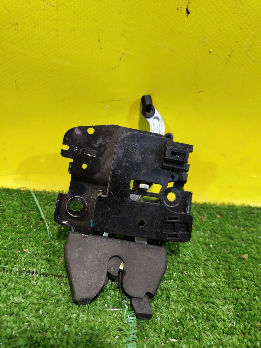 Замок багажника  Nissan Almera (G15) 2013 846304AA0A 24251